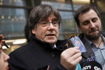 Carles Puigdemont zeigt Journalisten in Brüssel seinen Ausweis: Spanien fordert die Auslieferung des ehemaligen Regionalpräsidenten von Katalonien.