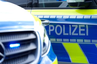 Streifenwagen der Polizei NRW: In Münster hat ein Mann eine Bank überfallen. (Symbolbild)