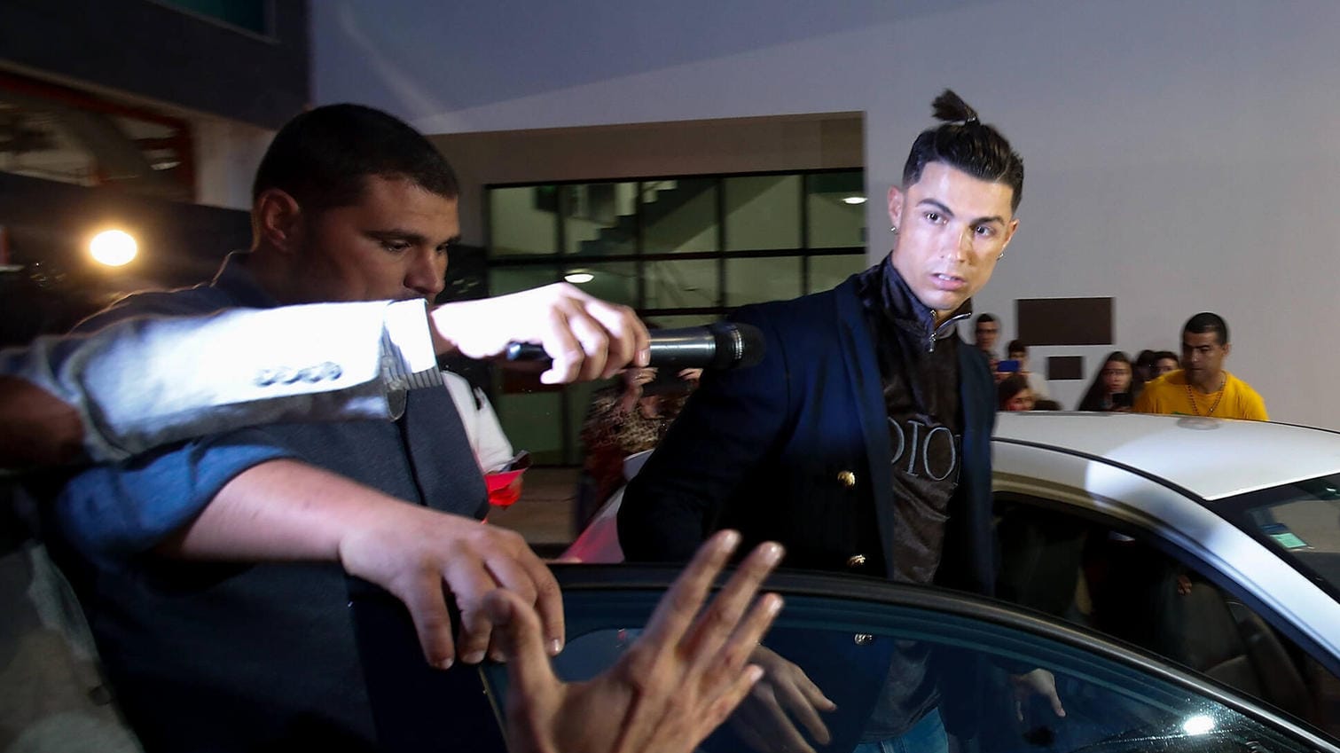 Cristiano Ronaldo: mit neuer Frisur am Flughafen von Funchal.