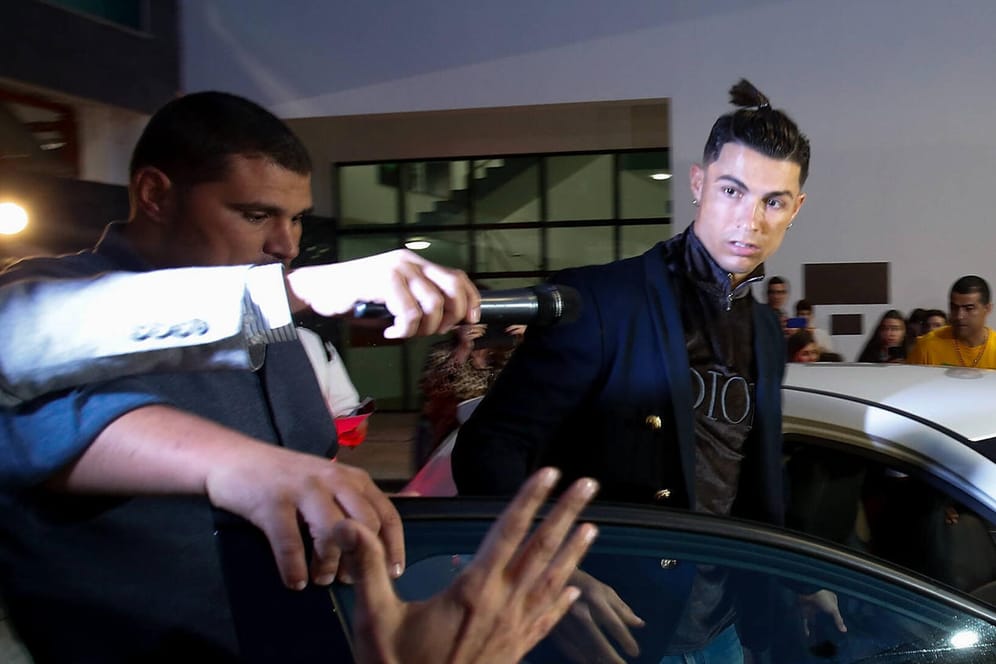 Cristiano Ronaldo: mit neuer Frisur am Flughafen von Funchal.