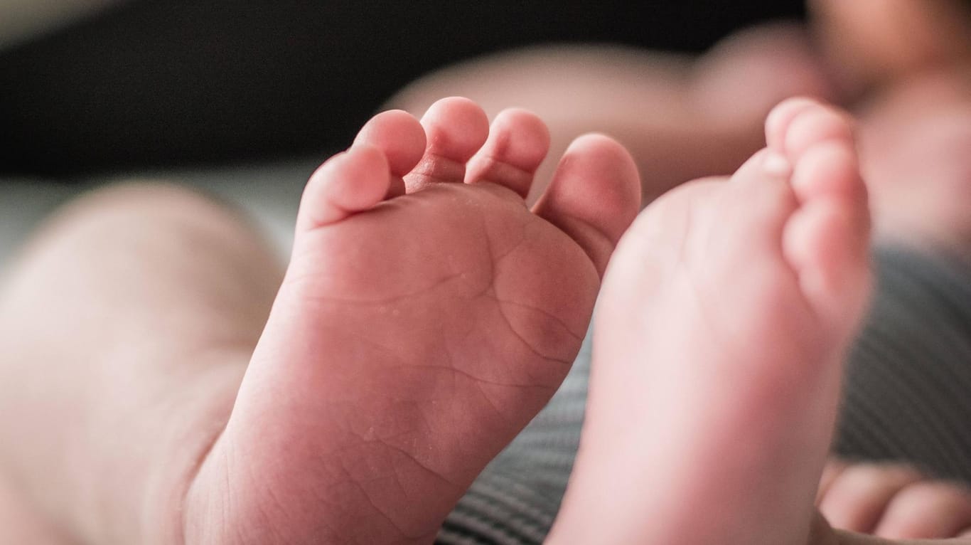 Füße eines Babys (Symbolbild): In Düsseldorf steigt die Geburtsrate.