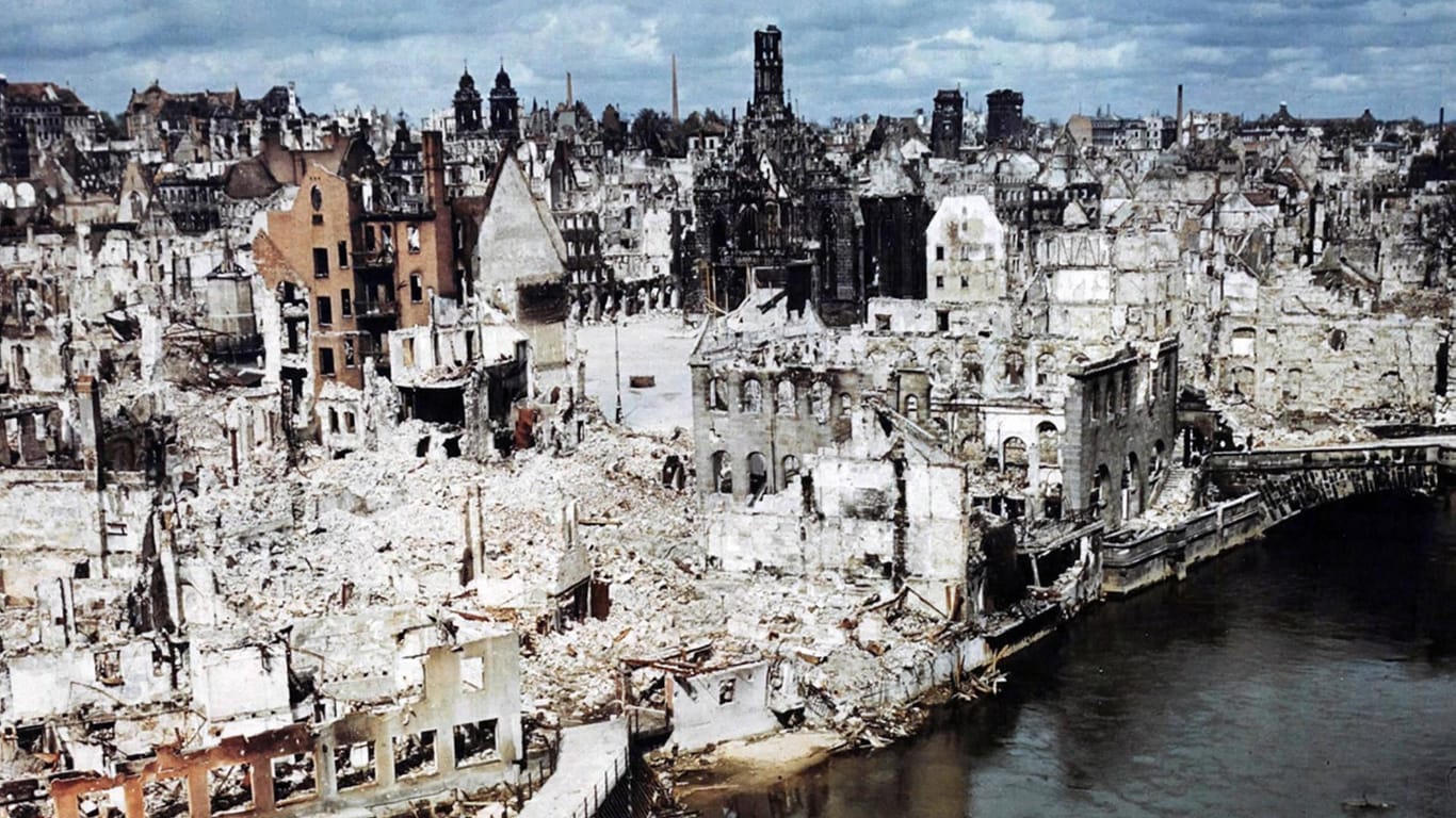 Farbfoto vom zerstörten Nürnberg, datiert auf 1945: Während des Zweiten Weltkrieges wurde die Altstadt von Bomben zerstört.