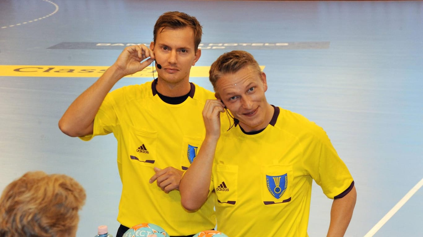 Pfeifen die Spiele der Handball-EM 2020: Die deutschen Schiedsrichter Robert Schulze (r.) und Tobias Tönnies (l.).
