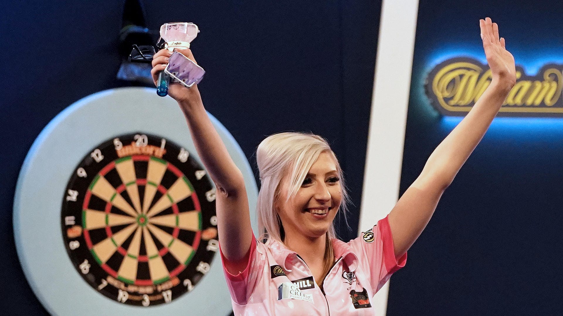 Tritt mit einem Ex-Bundesliga-Torschützenkönig bei der Promi-Darts-WM an: Darts-Spielerin Fallon Sherrock.