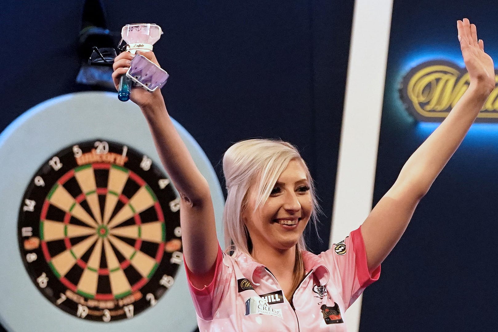 Tritt mit einem Ex-Bundesliga-Torschützenkönig bei der Promi-Darts-WM an: Darts-Spielerin Fallon Sherrock.