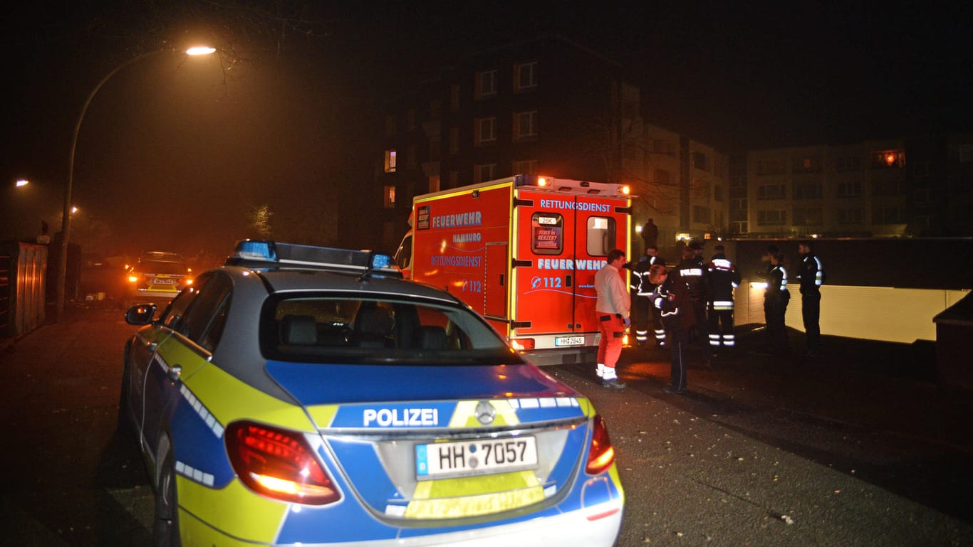 Fahrzeuge der Hamburger Polizei und Feuerwehr (Symbolbild): In Billstedt hat sich am Donnerstagnachmittag ein tödlicher Familienstreit ereignet.