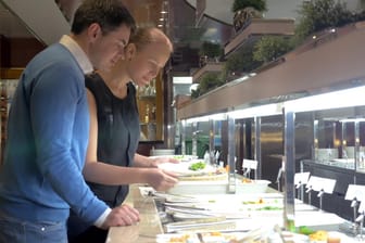 Video erklärt: So manipulieren Restaurants ihre Gäste am Buffet.