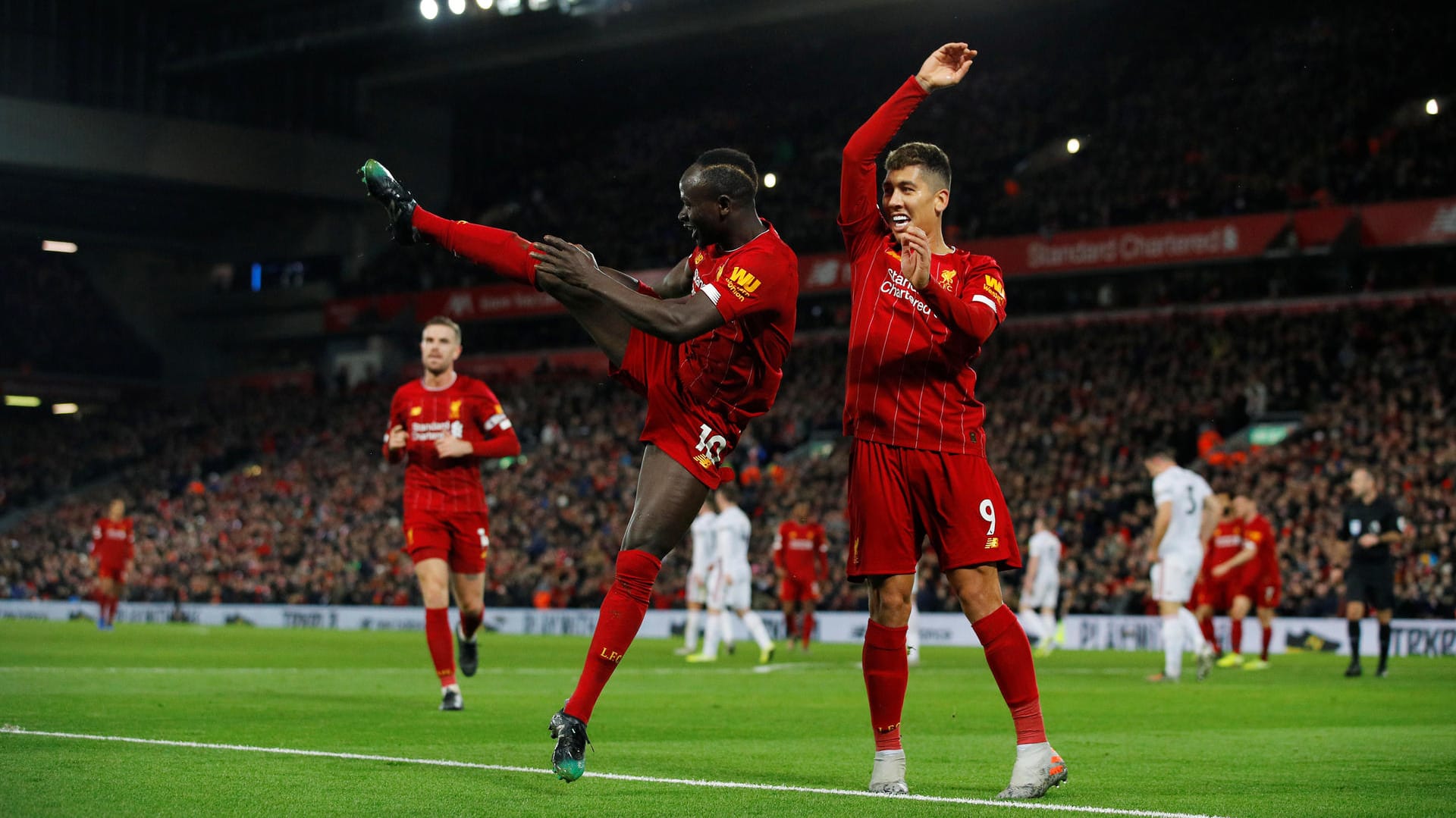 Torschütze zum 2:0: Liverpools Sadio Mané (l.) feiert mit Teamkollege Roberto Firmino (r.). Torschütze zum 2:0: Liverpools Sadio Mané (l.) feiert mit Teamkollege Roberto Firmino (r.).