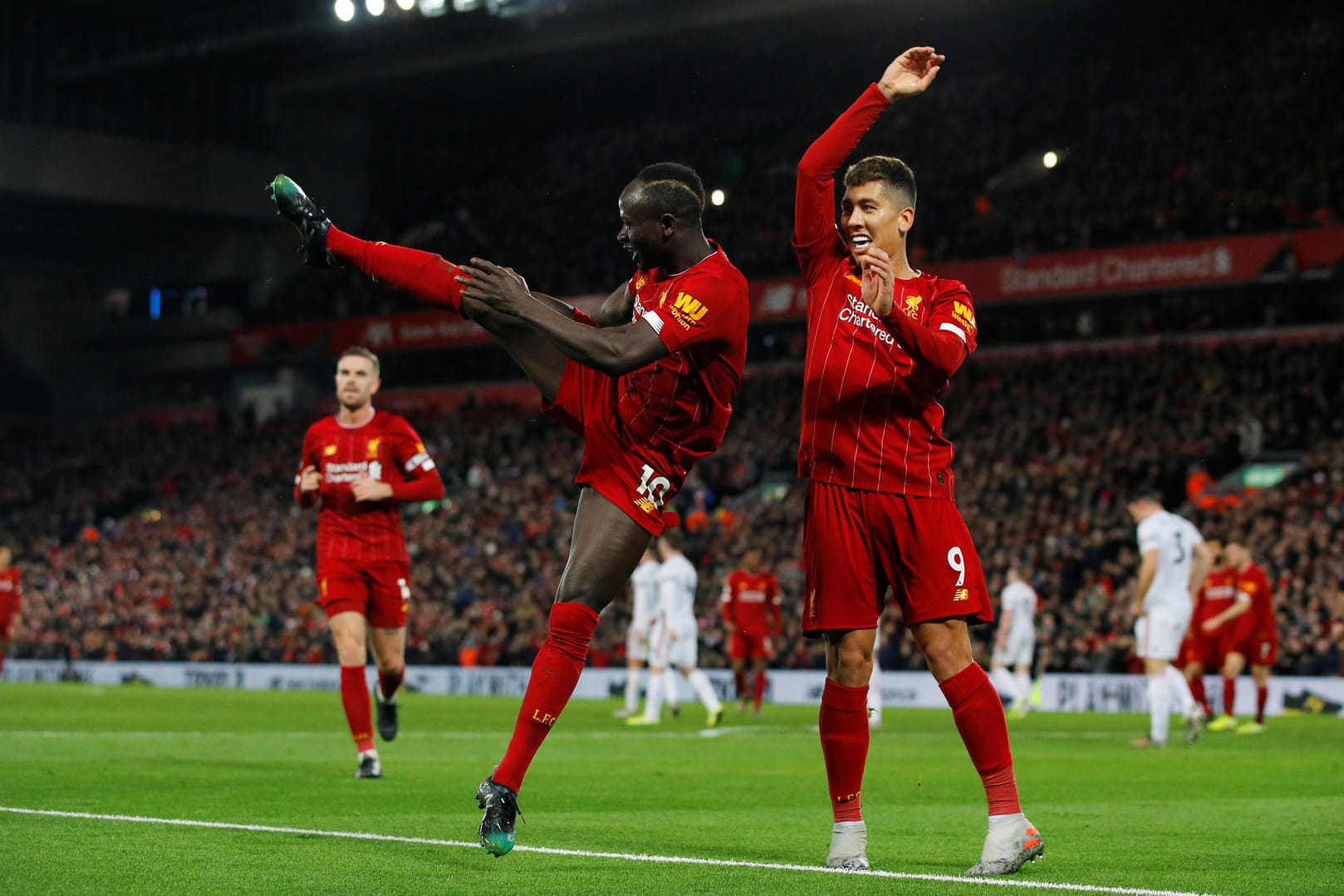 Torschütze zum 2:0: Liverpools Sadio Mané (l.) feiert mit Teamkollege Roberto Firmino (r.).