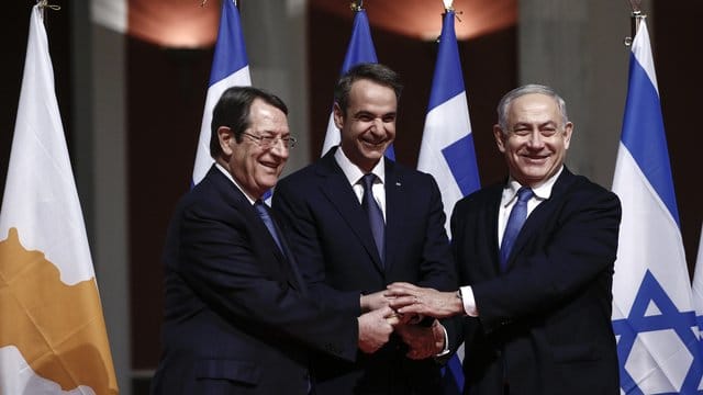 Der zyprische Präsident Nikos Anastasiades (l-r), Griechenlands Ministerpräsident Kyriakos Mitsotakis und der israelische Regierungschef Benjamin Netanjahu posieren vor der Unterzeichnung des Pipeline-Abkommens für die Fotografen. Der zyprische Präsident Nikos Anastasiades (l-r), Griechenlands Ministerpräsident Kyriakos Mitsotakis und der israelische Regierungschef Benjamin Netanjahu posieren vor der Unterzeichnung des Pipeline-Abkommens für die Fotografen.