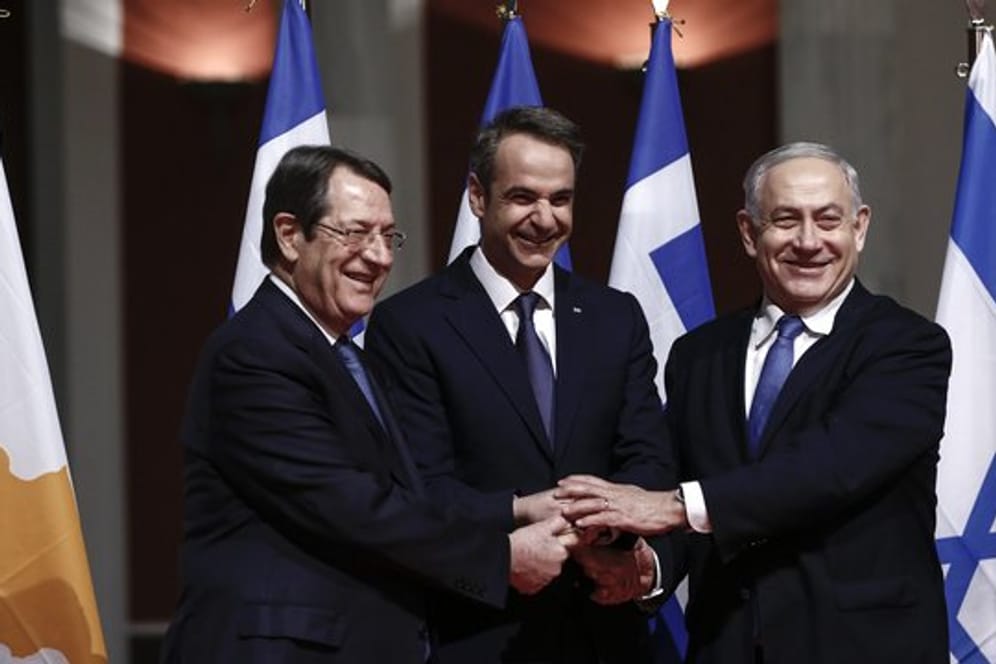 Der zyprische Präsident Nikos Anastasiades (l-r), Griechenlands Ministerpräsident Kyriakos Mitsotakis und der israelische Regierungschef Benjamin Netanjahu posieren vor der Unterzeichnung des Pipeline-Abkommens für die Fotografen.