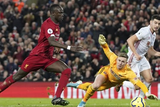 Liverpools Sadio Mané (l) erzielte das 2:0 gegen Sheffield United.