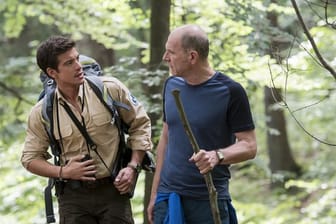 Ranger Jonas Waldek (Philipp Danne) (l) mit Torsten Schrader (Götz Schubert).