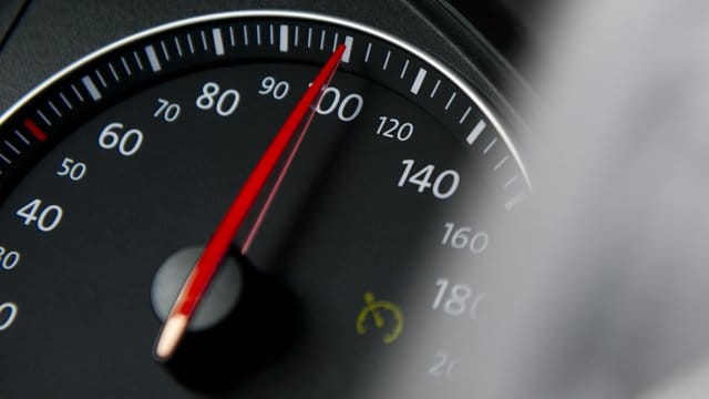 Viele moderne Autos verfügen über einen Tempomat. Viele moderne Autos verfügen über einen Tempomat.