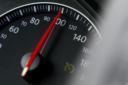 Viele moderne Autos verfügen über einen Tempomat.