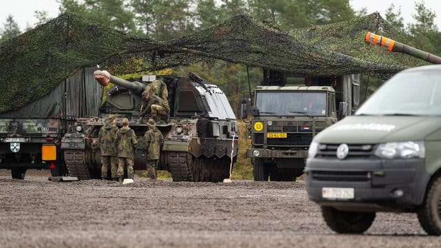 Soldaten führen Wartungsarbeiten durch