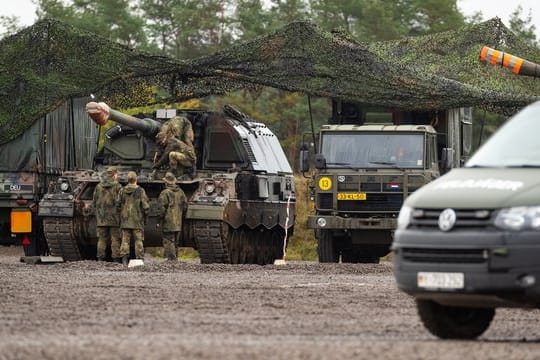 Soldaten führen Wartungsarbeiten durch