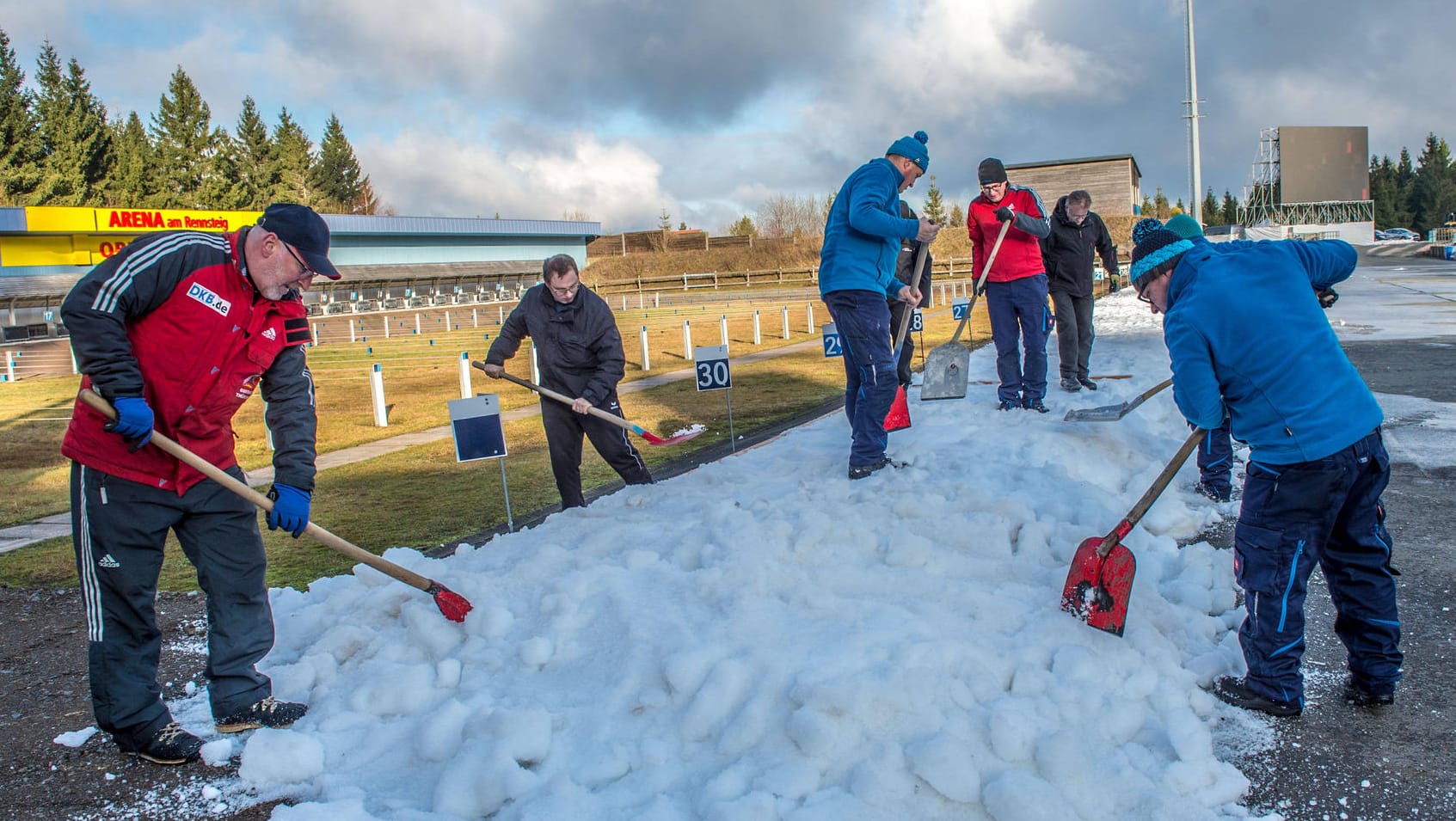 Biathlonstadion Oberhof: 35 LKW-Ladungen Schnee sollen die Piste für den Weltcup retten.