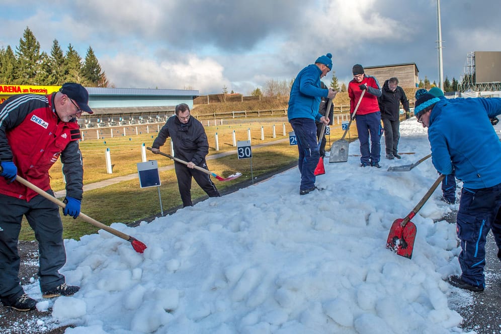 Biathlonstadion Oberhof: 35 LKW-Ladungen Schnee sollen die Piste für den Weltcup retten.