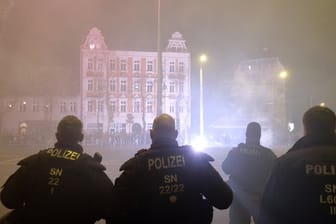 Polizisten stehen in der Neujahrsnacht an einer Kreuzung im Leipziger Stadtteil Connewitz.