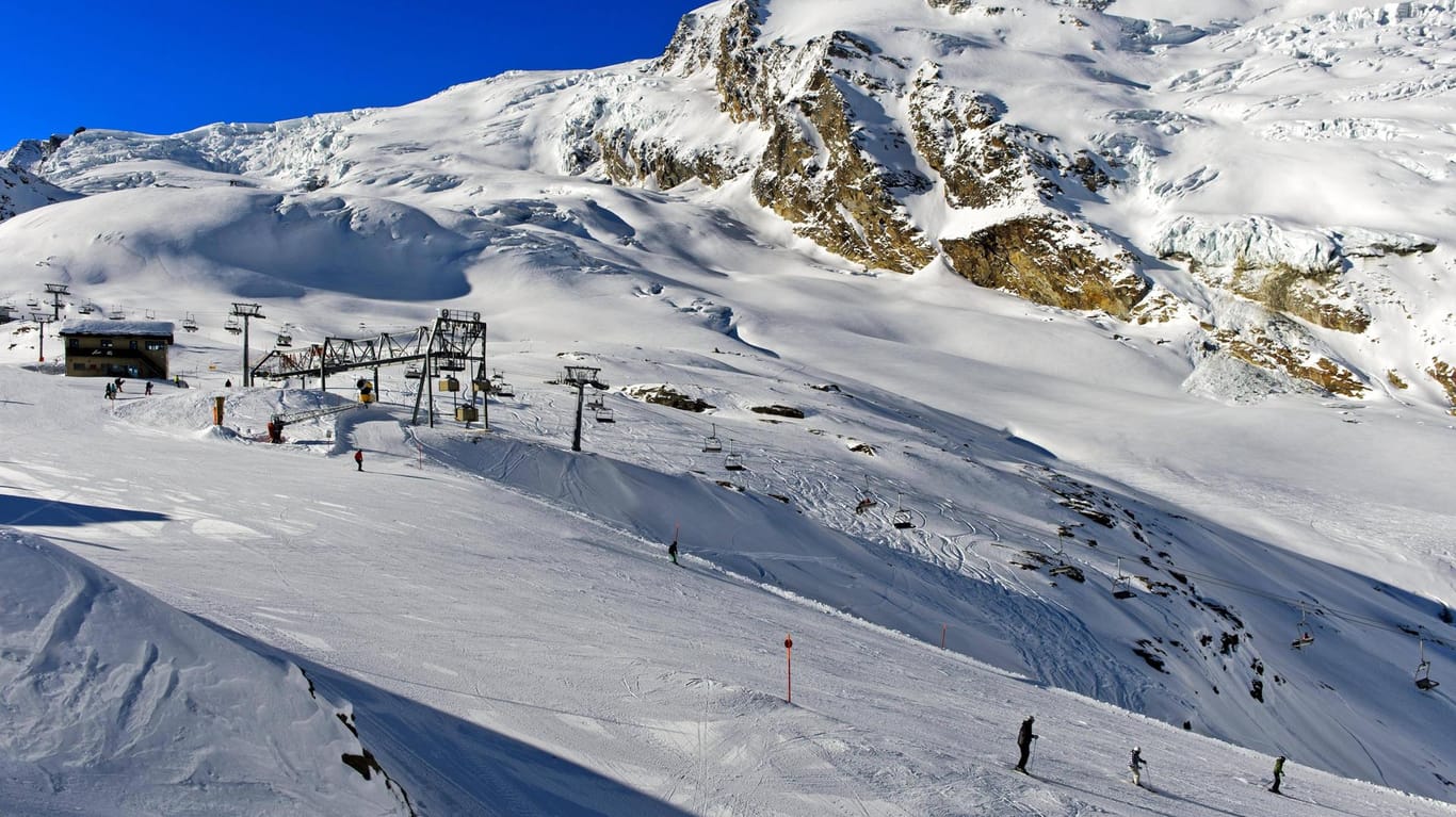 Skifahrer auf einer Skipiste in der Schweiz (Symbolbild): Ein Mann aus Bielefeld ist bei einem Zusammenstoß tödlich verunglückt.