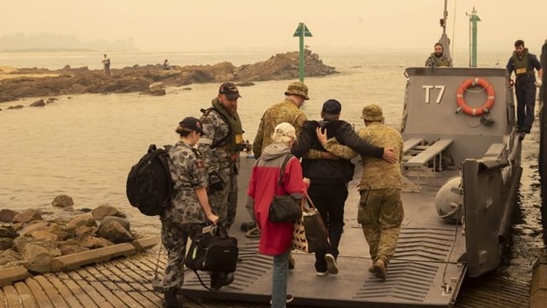 Die Marine bringt Menschen in Sicherheit: In der Küstenstadt Mallacoota waren Bewohner und Touristen von den Flammen eingeschlossen.