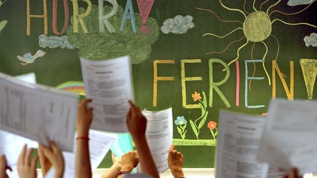 Bisher haben nur Bayern und Baden-Württemberg jedes Jahr im gleichen Zeitraum Sommerferien. Bisher haben nur Bayern und Baden-Württemberg jedes Jahr im gleichen Zeitraum Sommerferien.