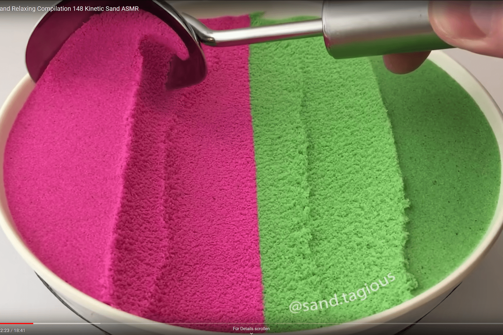 Pinkfarbener und grüner Sand: Screenshot des YouTube-Kanals von Sand Tagious.