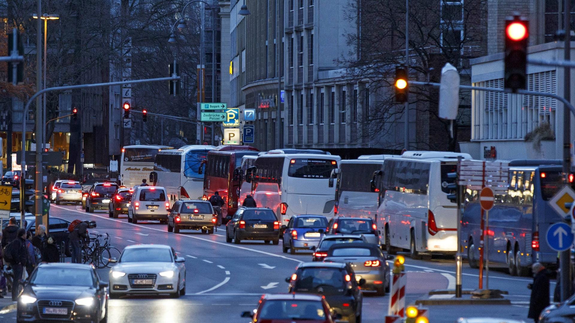 Feierabendverkehr auf der Komödienstraße am Kölner Dom: Dieser alte Parkplatz für Touristenbusse ist nun verlegt worden. Doch auch der neue Standort überzeugt nicht alle.