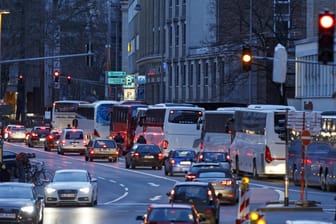 Feierabendverkehr auf der Komödienstraße am Kölner Dom: Dieser alte Parkplatz für Touristenbusse ist nun verlegt worden. Doch auch der neue Standort überzeugt nicht alle.