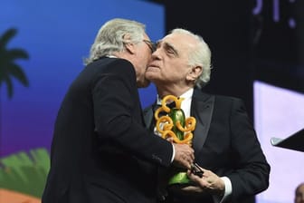 Der Schauspieler Robert De Niro (l) überreicht den Sonny Bono Visionary Award an den Regisseur und Drehbuchautor Martin Scorsese.