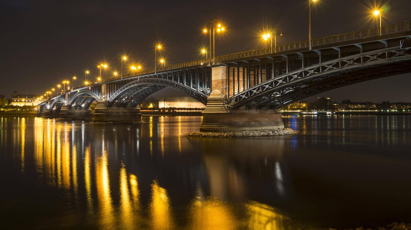 Die Theodor-Heuss-Brücke bei Nacht: Ab dem 12. Januar wird sie für den Autoverkehr gesperrt. Deutschland Europa Copyright