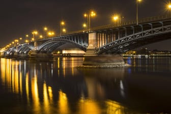 Die Theodor-Heuss-Brücke bei Nacht: Ab dem 12. Januar wird sie für den Autoverkehr gesperrt. Deutschland Europa Copyright