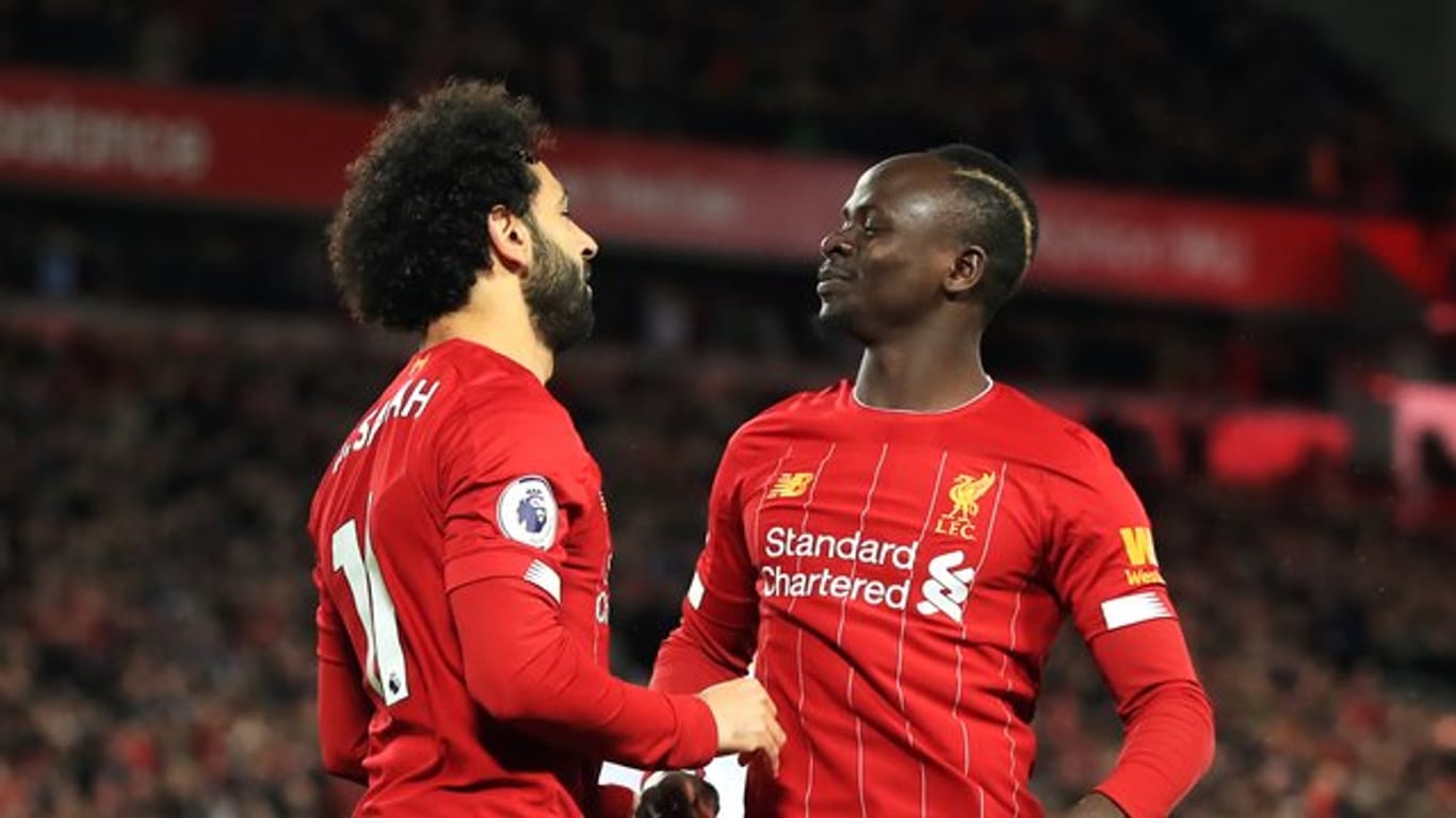 Liverpools Torschütze Mohamed Salah (l) jubelt über das 1:0 mit seinem Teamkollegen Sadio Mane.