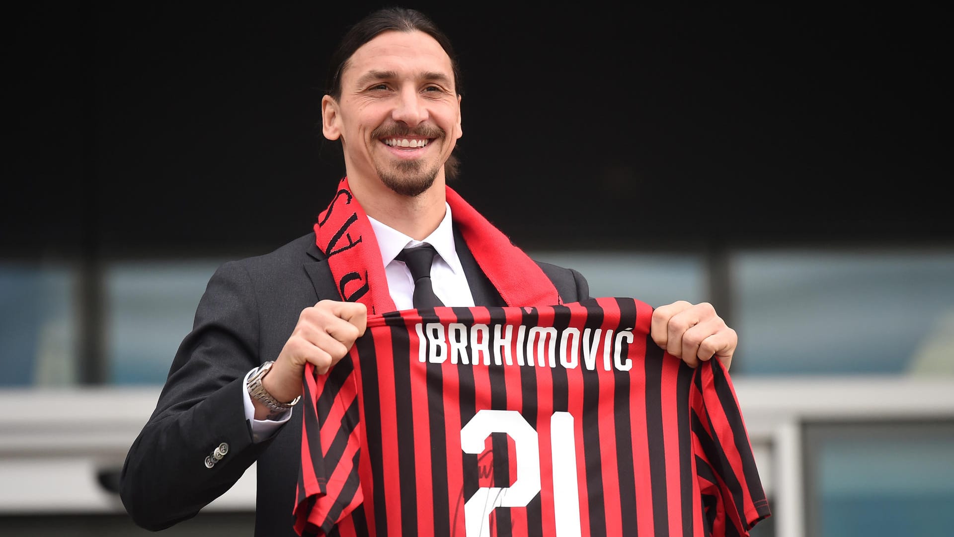 Zlatan Ibrahimovic bei seiner Vorstellung in Mailand. Er wird künftig das Trikot mit der Rückennummer 21 tragen. Zlatan Ibrahimovic bei seiner Vorstellung in Mailand. Er wird künftig das Trikot mit der Rückennummer 21 tragen.