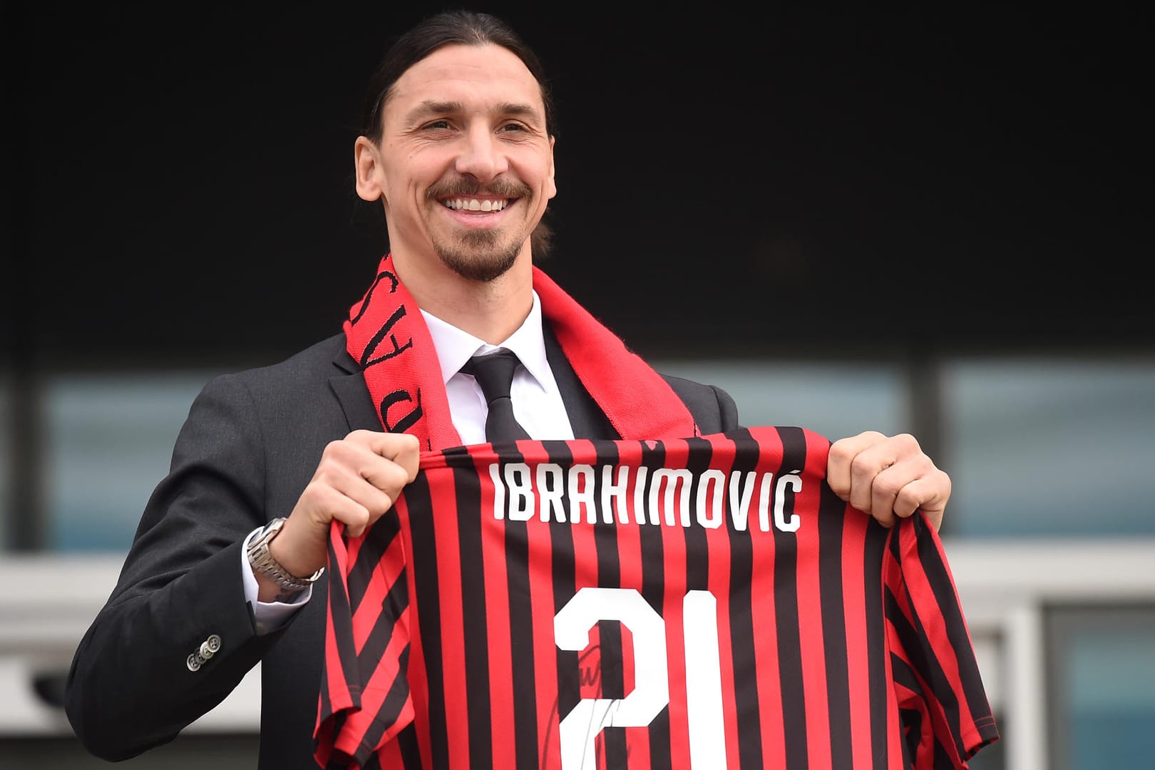 Zlatan Ibrahimovic bei seiner Vorstellung in Mailand. Er wird künftig das Trikot mit der Rückennummer 21 tragen.