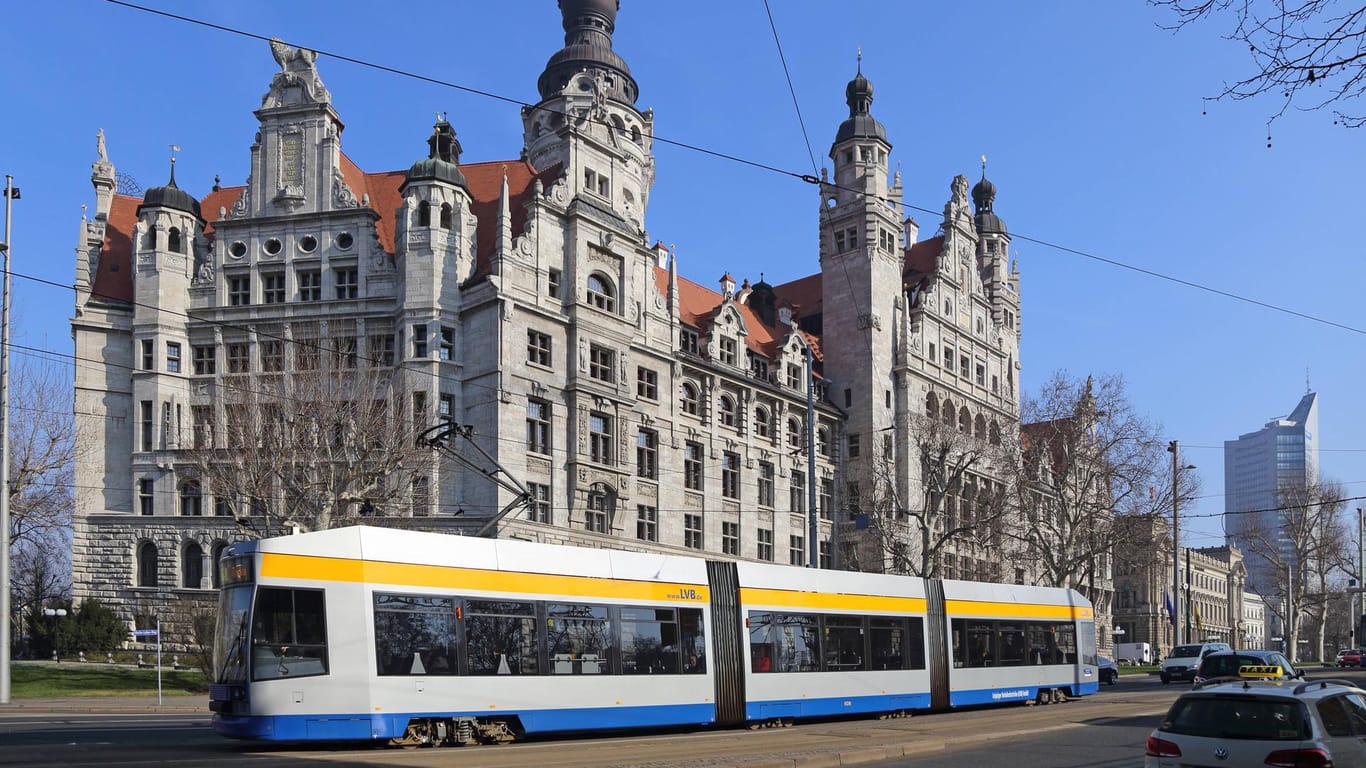 Eine Tram vor dem Rathaus in Leipzig: Ein Mann kam bei einem Unglück ums Leben. (Archivbild)