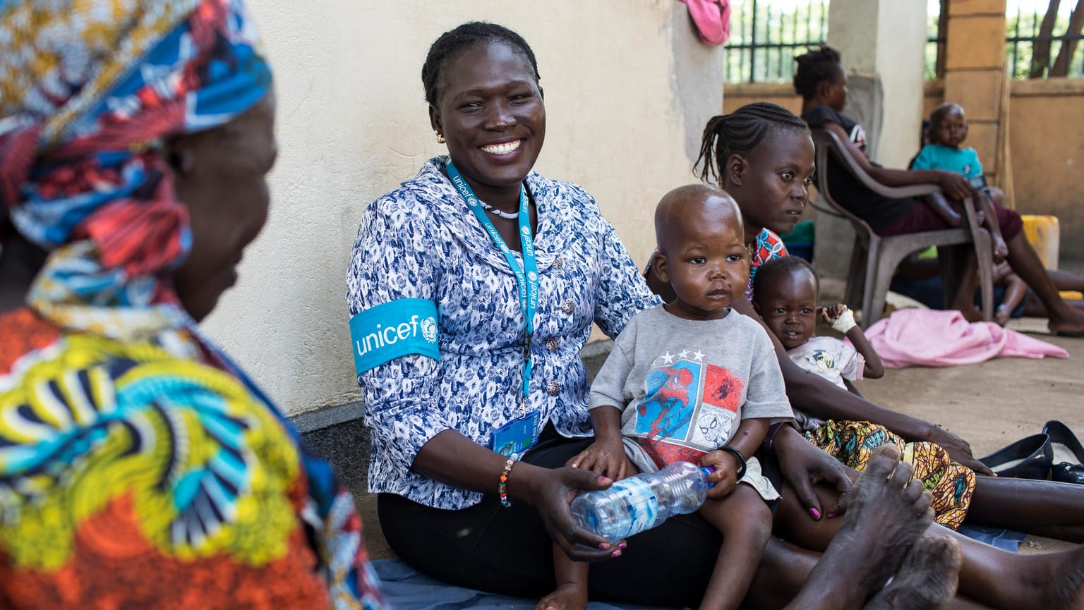 Unicef-Ernährungsexpertin Jesca Wude Murye spielt im Al Sabbah-Krankenhaus mit dem Jungen Gift.