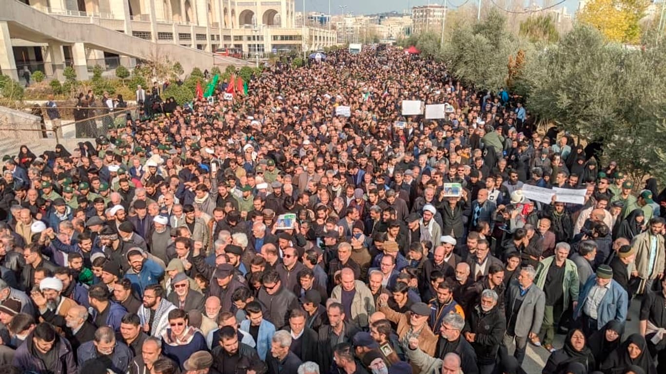 Demonstranten in Teheran: Iranische Bürger haben sich an mehreren Orten im Land zu spontanen Protesten versammelt.