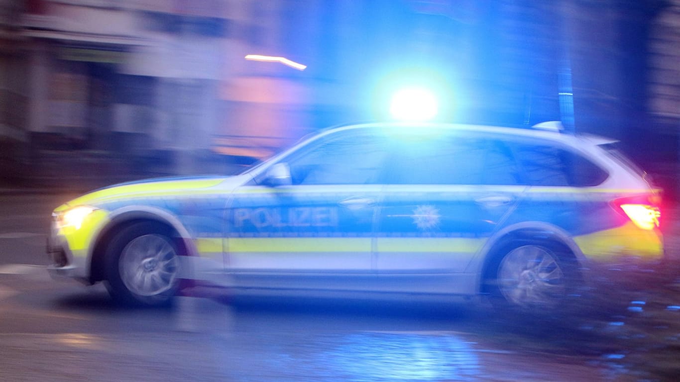Ein Polizeiwagen mit eingeschaltetem Blaulicht: In Hagen werden nach den Vorfällen in der Silvesternacht Rufe nach Konsequenzen lauter. (Symbolbild)