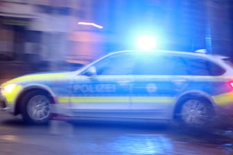 Ein Polizeiwagen mit eingeschaltetem Blaulicht: In Hagen werden nach den Vorfällen in der Silvesternacht Rufe nach Konsequenzen lauter. (Symbolbild)