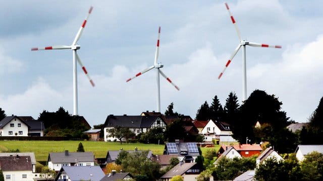 Die große Koalition will nach SPD-Angaben Bürger stärker belohnen, wenn sie Windräder in ihrer Nachbarschaft dulden - möglicherweise auch mit direkten Geldzahlungen an die Anwohner. Die große Koalition will nach SPD-Angaben Bürger stärker belohnen, wenn sie Windräder in ihrer Nachbarschaft dulden - möglicherweise auch mit direkten Geldzahlungen an die Anwohner.