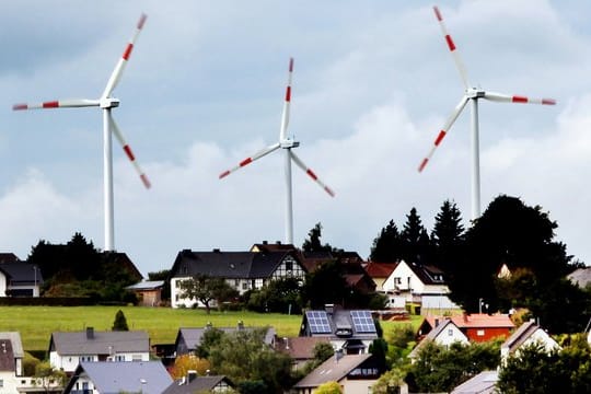 Die große Koalition will nach SPD-Angaben Bürger stärker belohnen, wenn sie Windräder in ihrer Nachbarschaft dulden - möglicherweise auch mit direkten Geldzahlungen an die Anwohner.