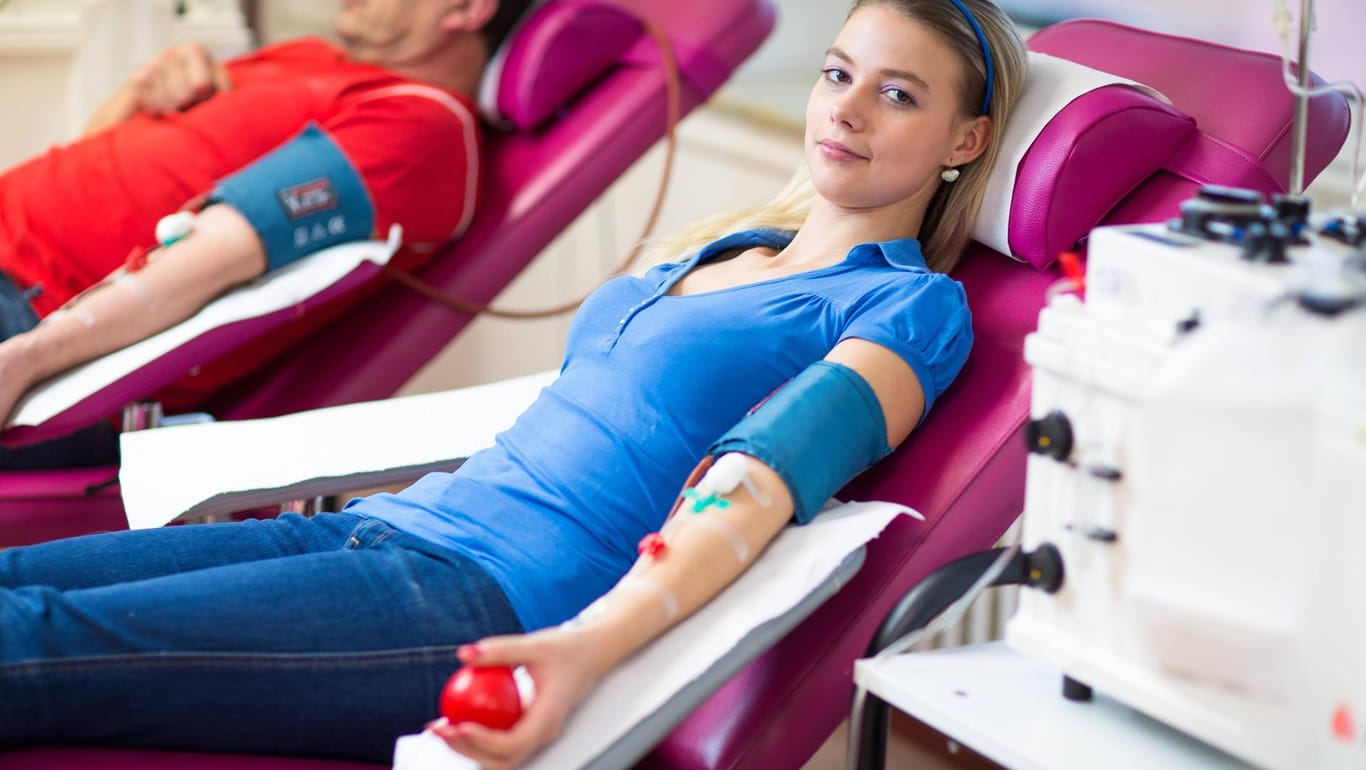 Eine junge Frau spendet Blut (Symbolbild): Die Dortmunder Kliniken sind derzeit auf Blutreserven angewiesen.