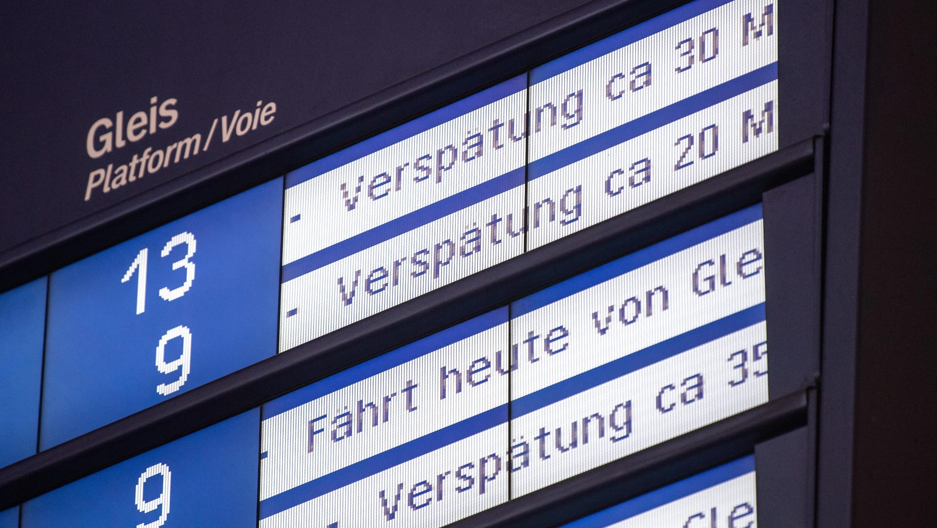 Anzeigetafel am Bahnhof: Die Kläger hatten eine einwöchige Pauschalreise gebucht, inklusive Rail-and-Fly-Ticket mit Zug zum Flug.