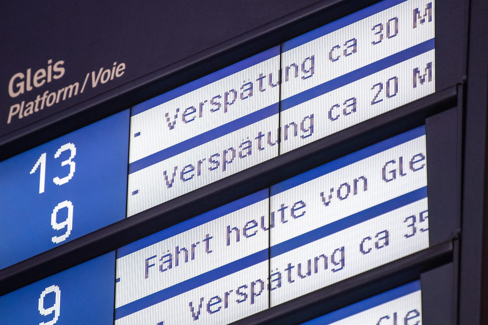 Anzeigetafel am Bahnhof: Die Kläger hatten eine einwöchige Pauschalreise gebucht, inklusive Rail-and-Fly-Ticket mit Zug zum Flug.