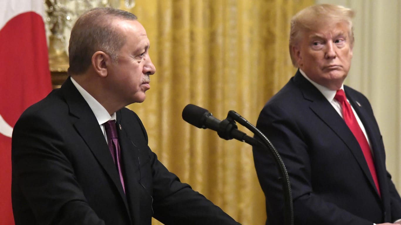Recep Tayyip Erdogan (l) und Donald Trump: Die Türkei und die USA sind bei dem Eingreifen türkischer Truppen in Libyen uneinig. (Archivbild)