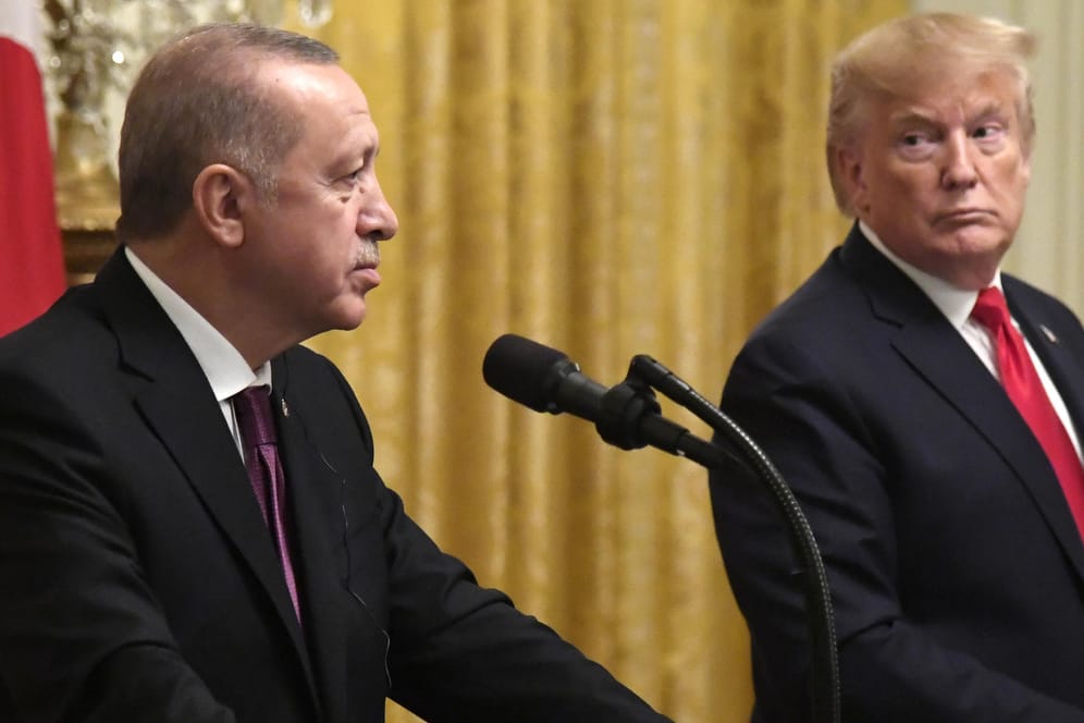 Recep Tayyip Erdogan (l) und Donald Trump: Die Türkei und die USA sind bei dem Eingreifen türkischer Truppen in Libyen uneinig. (Archivbild)