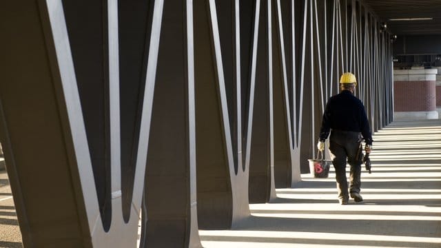 Ob Arbeit draußen oder am Schreibtisch: Wenn Arbeitnehmer aus gesundheitlichen Gründen nicht mehr voll leistungsfähig sind, können sie eine Erwerbsminderungsrente beantragen. Ob Arbeit draußen oder am Schreibtisch: Wenn Arbeitnehmer aus gesundheitlichen Gründen nicht mehr voll leistungsfähig sind, können sie eine Erwerbsminderungsrente beantragen.