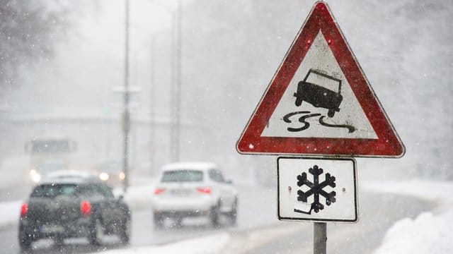 Bei Eis, Schnee und Glätte ist wegen des verlängerten Bremswegs zusätzlicher Abstand zu anderen nötig. Bei Eis, Schnee und Glätte ist wegen des verlängerten Bremswegs zusätzlicher Abstand zu anderen nötig.